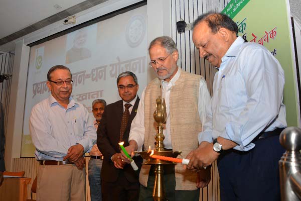 केंद्रीय स्वास्थ्य एवं परिवार कल्याण मंत्री डॉ. हर्षवर्धन 28 अगस्त, 2014 को नई दिल्ली में 'प्रधानमंत्री जन-धन योजना (पी.एम.जे.डी.वाई)' के शुभारंभ के अवसर पर दीप प्रज्ज्वलित करते हुए।